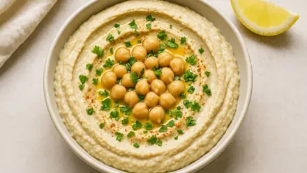 صورة توضيحية لسلطة الحمص بالطحينة