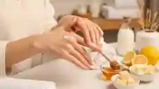 العناية باليدين الجافة وتبييضها