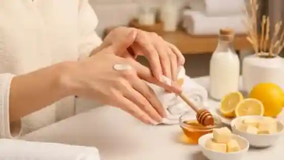 العناية باليدين الجافة وتبييضها