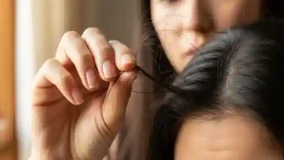 سبب تساقط الشعر عند سحبه